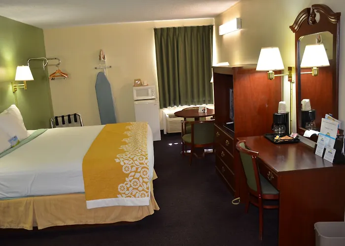 Days By Wyndham Southern Hills/oru Hotel Tulsa