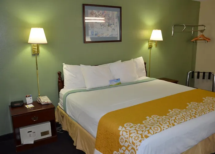 Days By Wyndham Southern Hills/oru Hotel Tulsa